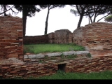 07787 ostia - regio iv - insula i - cardo maximus - caseggiato a botteghe (v,i,1) - 3. raum re der treppe - bli ri suedosten - 01-2024.jpg